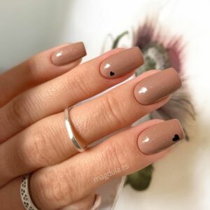 beżowy manicure