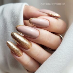 złote brokatowe paznokcie