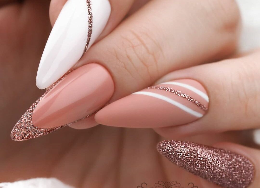 beżowy manicure