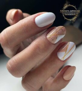 manicure biały
