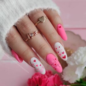 różowe paznokcie na walentynki