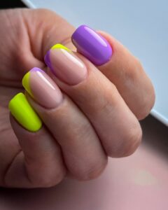 fioletowe paznokcie neon