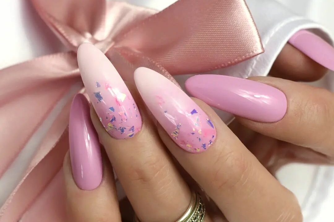 różowy manicure