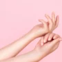 Lanolina – świetny sposób na nawilżenie dłoni i paznokci